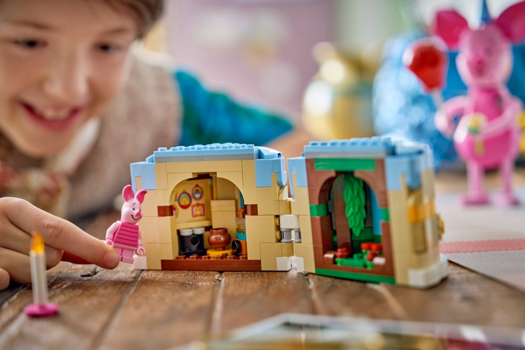 détails LEGO Disney Classic 43305 La Fête d’Anniversaire de Porcinet