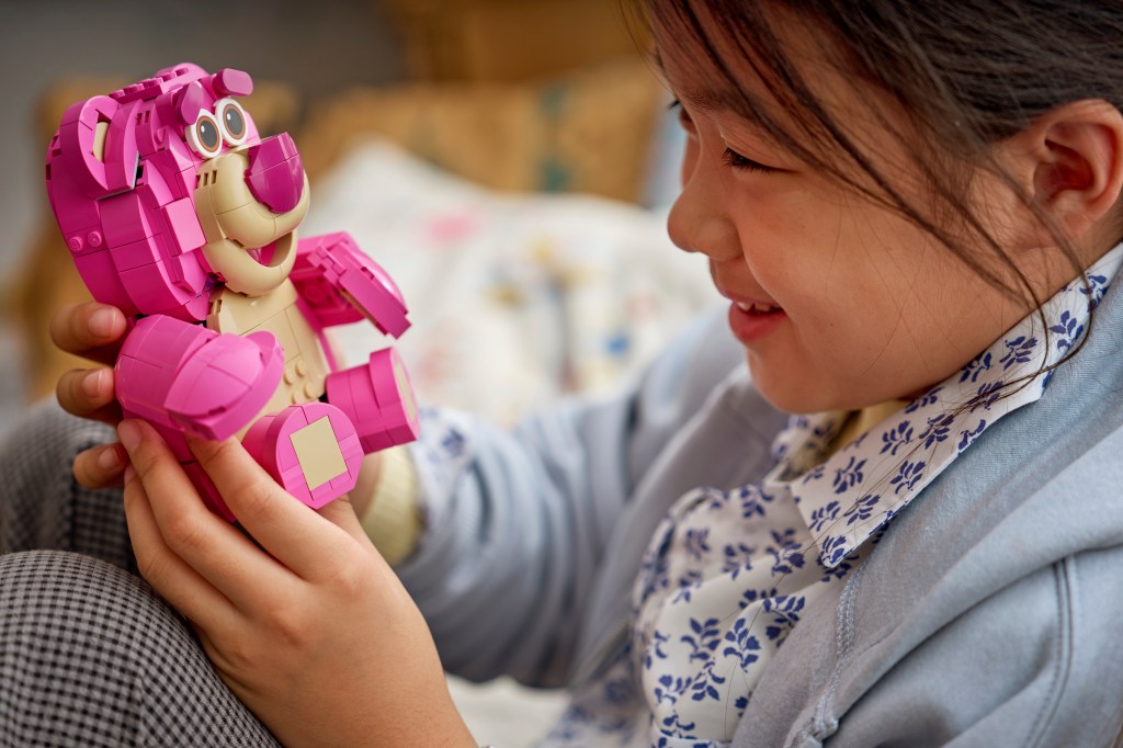 détails LEGO Disney et Pixar Toy Story 43306 Lotso
