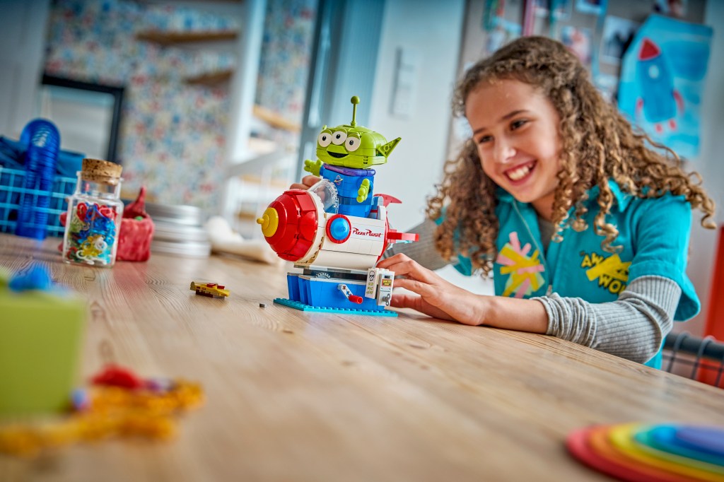 LEGO Disney et Pixar Toy Story 43307 Alien et la Fusée Pizza Planet