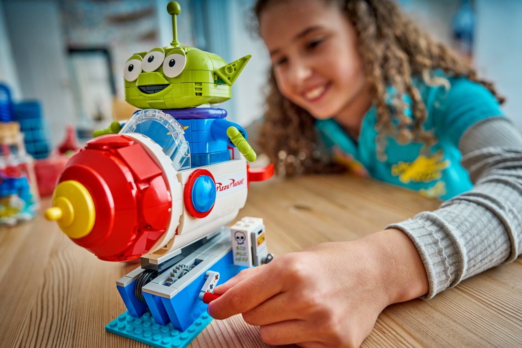 détails LEGO Disney et Pixar Toy Story 43307 Alien et la Fusée Pizza Planet