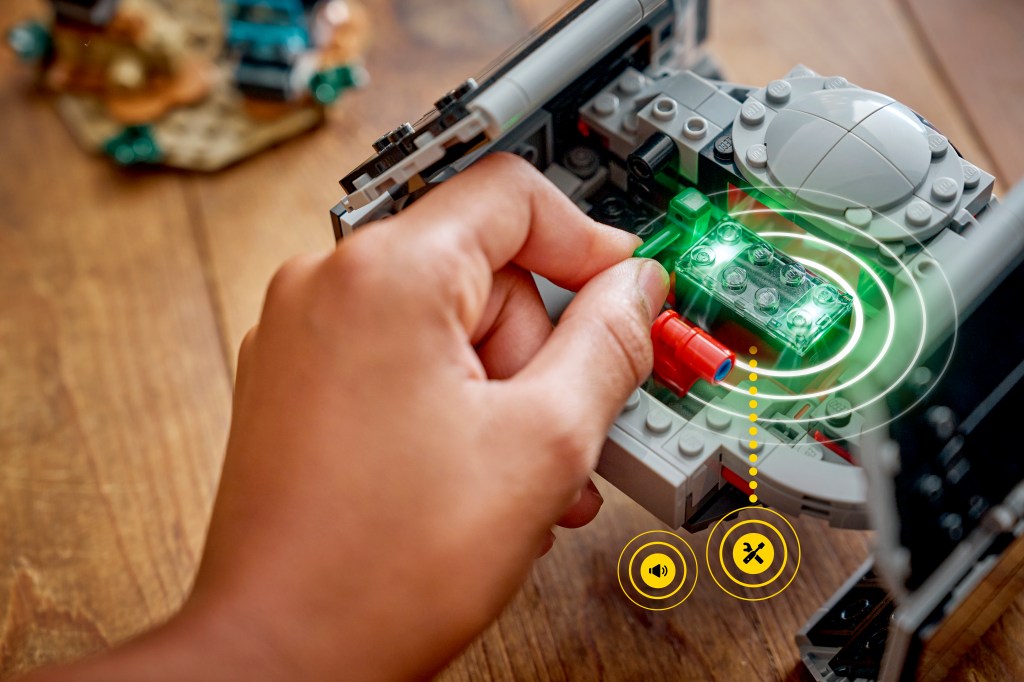 détails LEGO Star Wars 75421 SMART Play Le TIE Fighter de Dark Vador