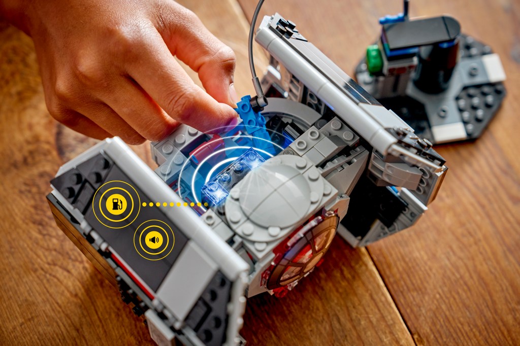 détails LEGO Star Wars 75421 SMART Play Le TIE Fighter de Dark Vador