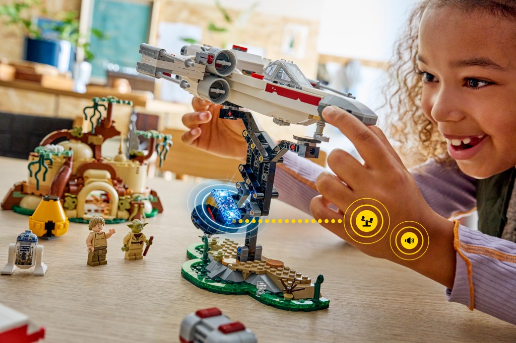 détails LEGO Star Wars 75422 SMART Play : la Hutte de Yoda et l’Entraînement Jedi