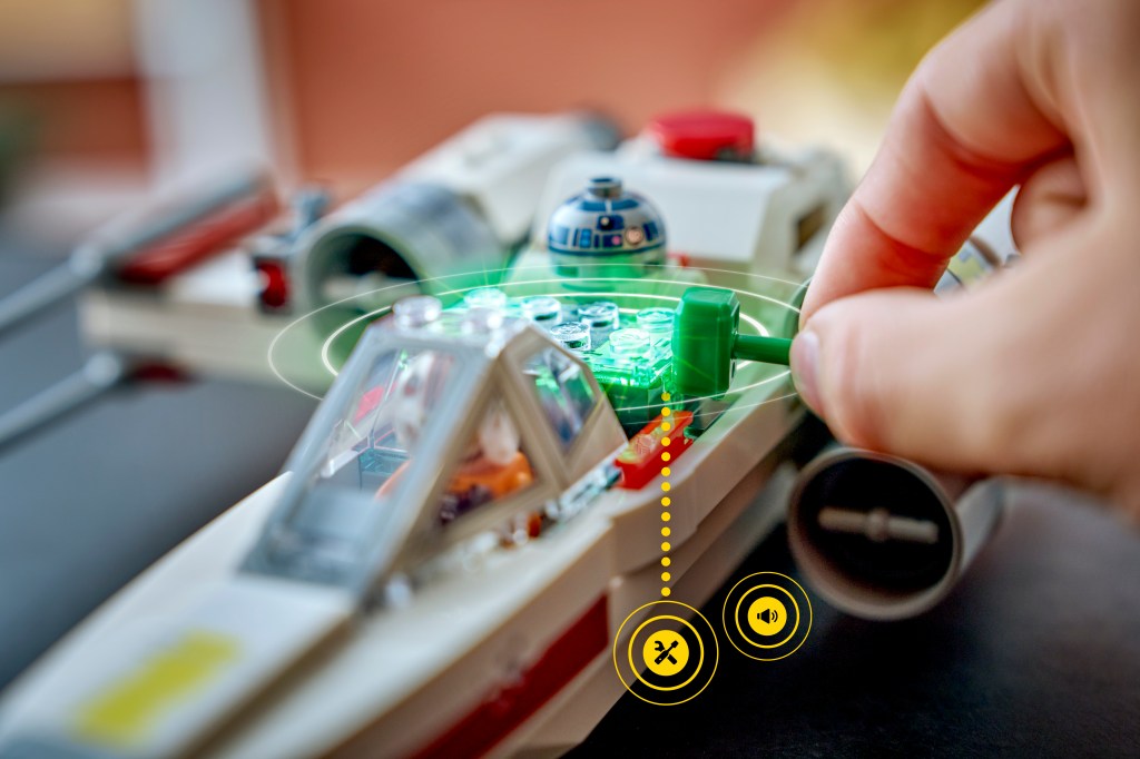 détails LEGO Star Wars 75423 SMART Play Le X-Wing Red Five de Luke