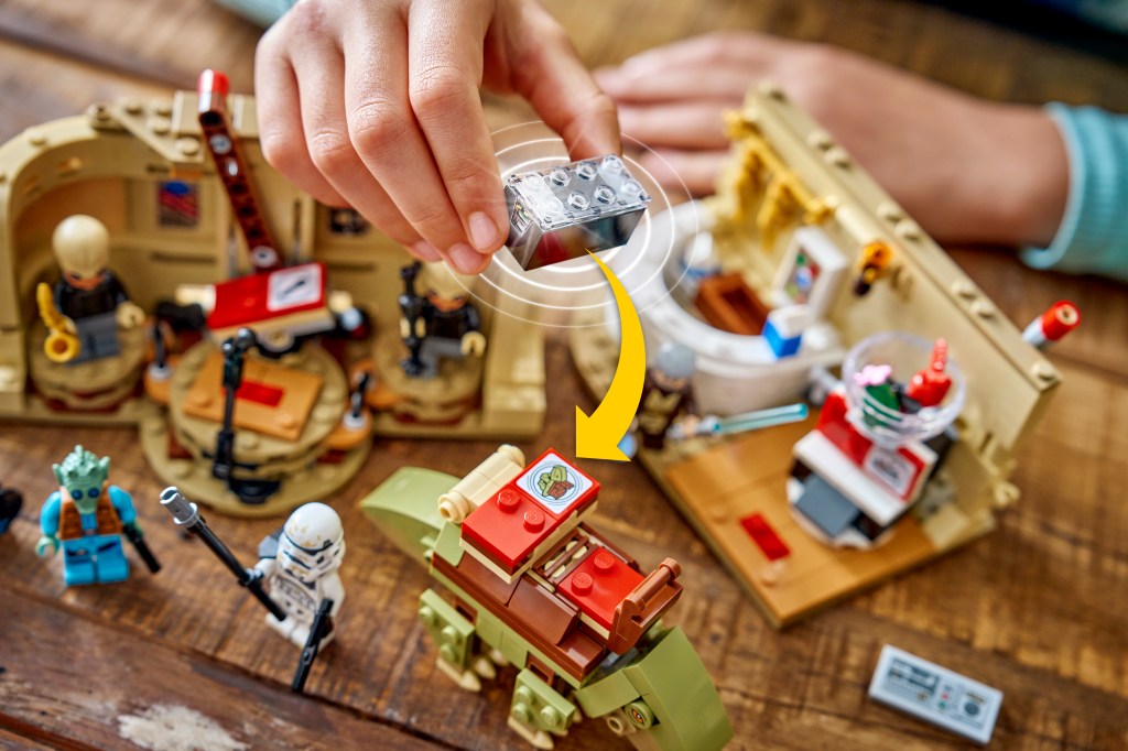 détails LEGO Star Wars 75425 SMART Play : la Cantina de Mos Eisley