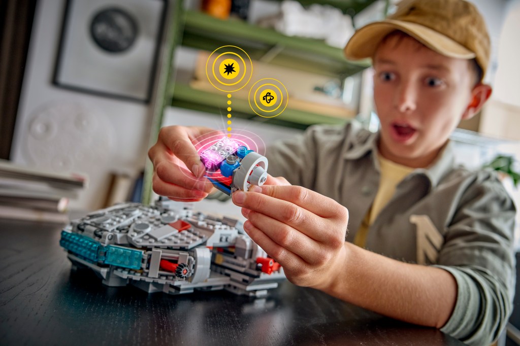 détails LEGO Star Wars 75426 SMART Play : Faucon Millenium