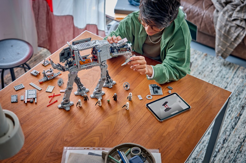 construction LEGO Star Wars 75454 AT-AT des Vestiges de l'Empire avec INT-4