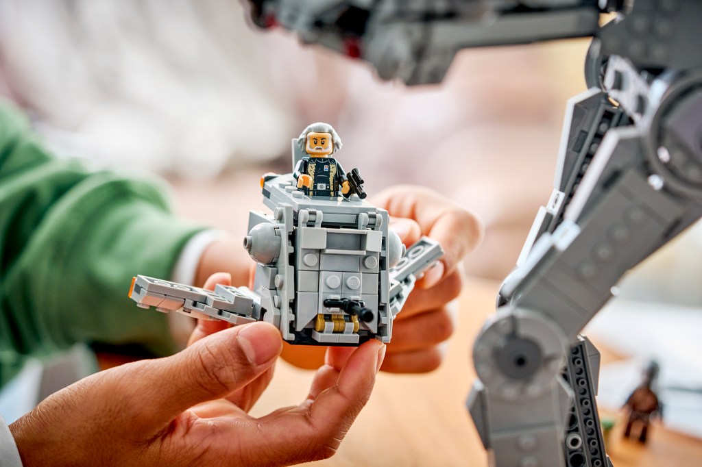 détails LEGO Star Wars 75454 AT-AT des Vestiges de l'Empire avec INT-4