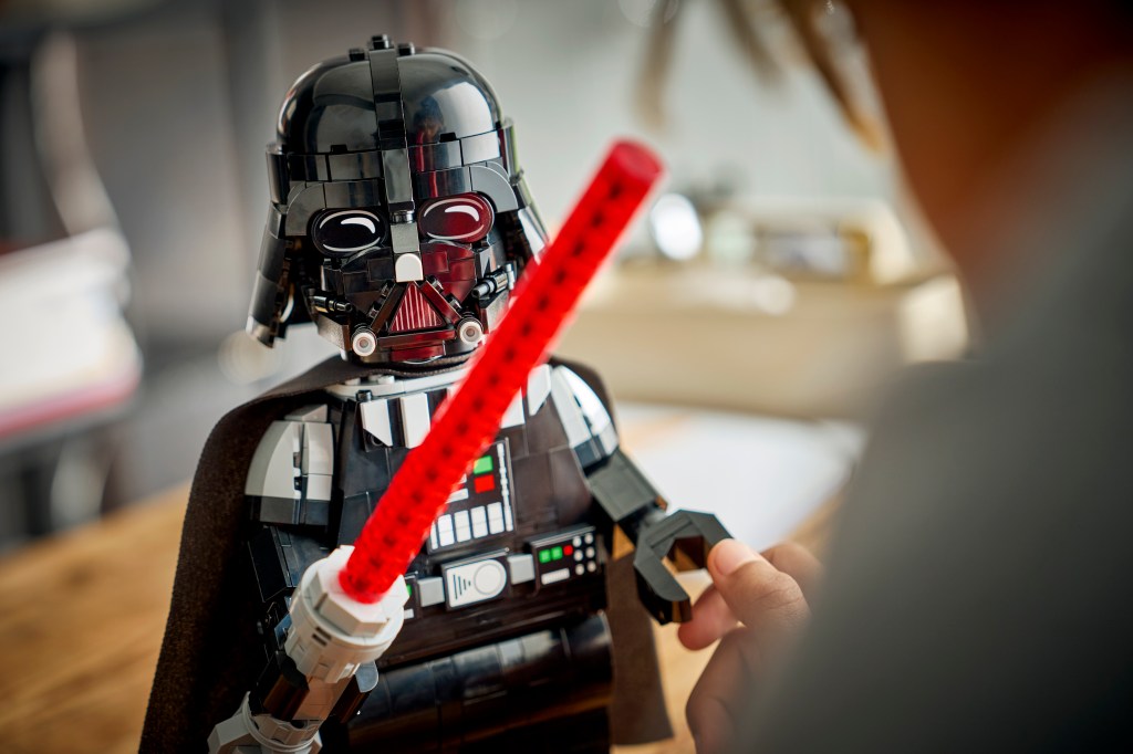 détails LEGO Star Wars 75461 Minifigurine de Dark Vador Grand Format