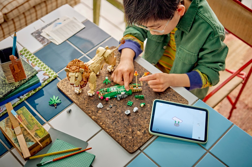 construction LEGO Creator 3-en-1 31386 Animaux Sauvages : Le Lion Majestueux