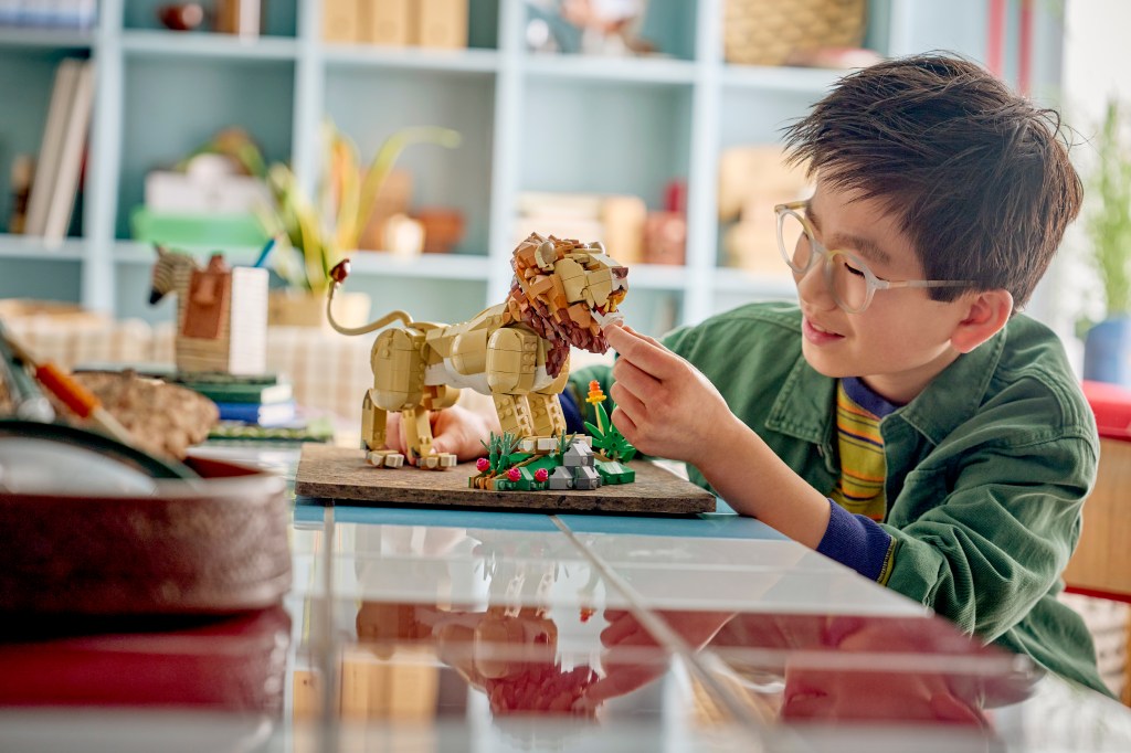 LEGO Creator 3-en-1 31386 Animaux Sauvages : Le Lion Majestueux