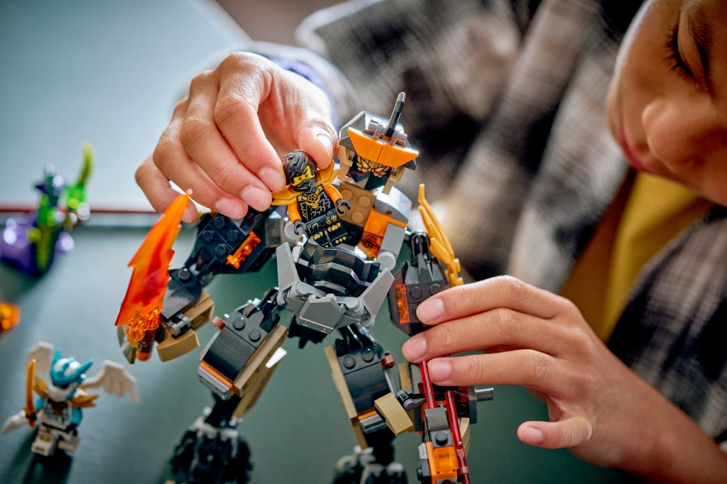 détails LEGO NINJAGO 71854 La mission du robot Cole et du dragon Zane