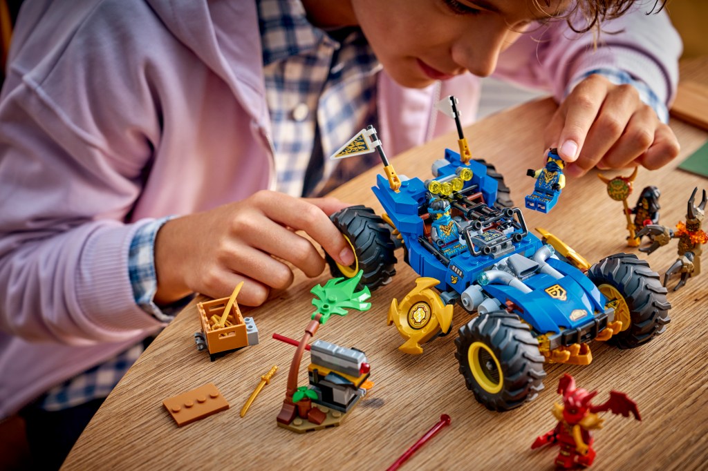 détails LEGO NINJAGO 71856 La voiture transformable de Jay