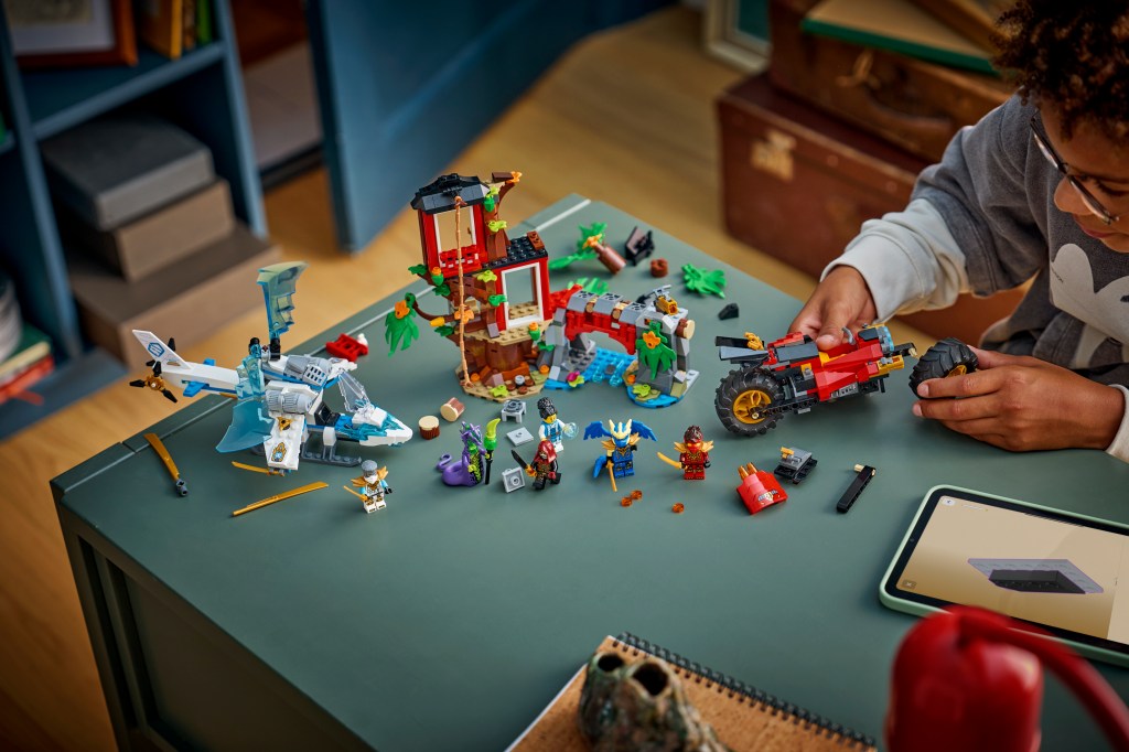 construction LEGO NINJAGO 71857 La cabane et les véhicules des Ninjas