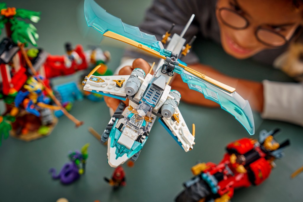 détails LEGO NINJAGO 71857 La cabane et les véhicules des Ninjas