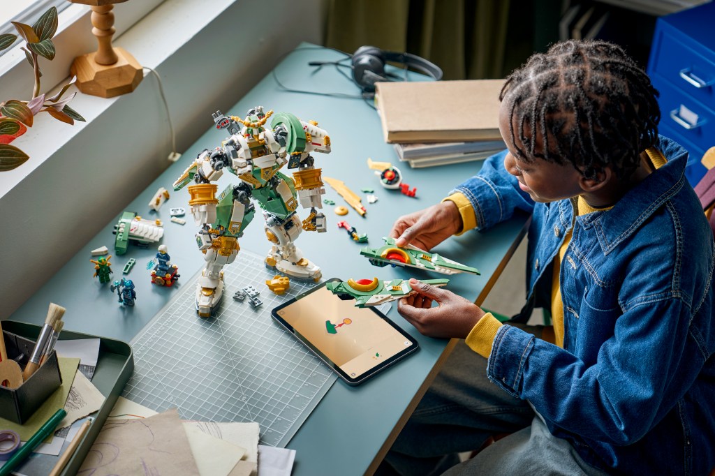construction LEGO NINJAGO 71860 15e anniversaire : le robot Titan de Lloyd