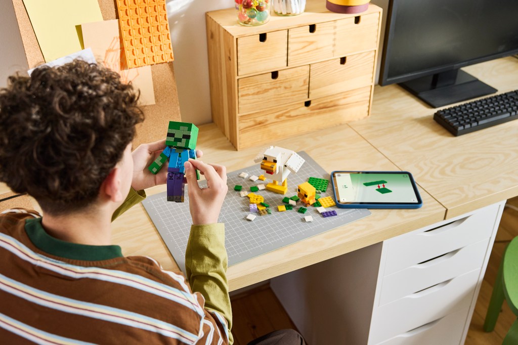 construction LEGO Minecraft 21582 Poule Chevauchée