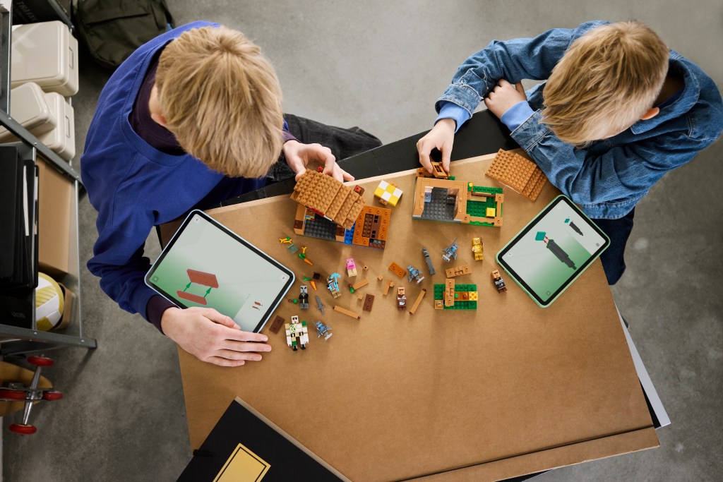construction LEGO Minecraft 21596 L'Évocateur à l'Attaque du Village