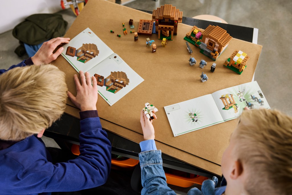 détails LEGO Minecraft 21596 L'Évocateur à l'Attaque du Village