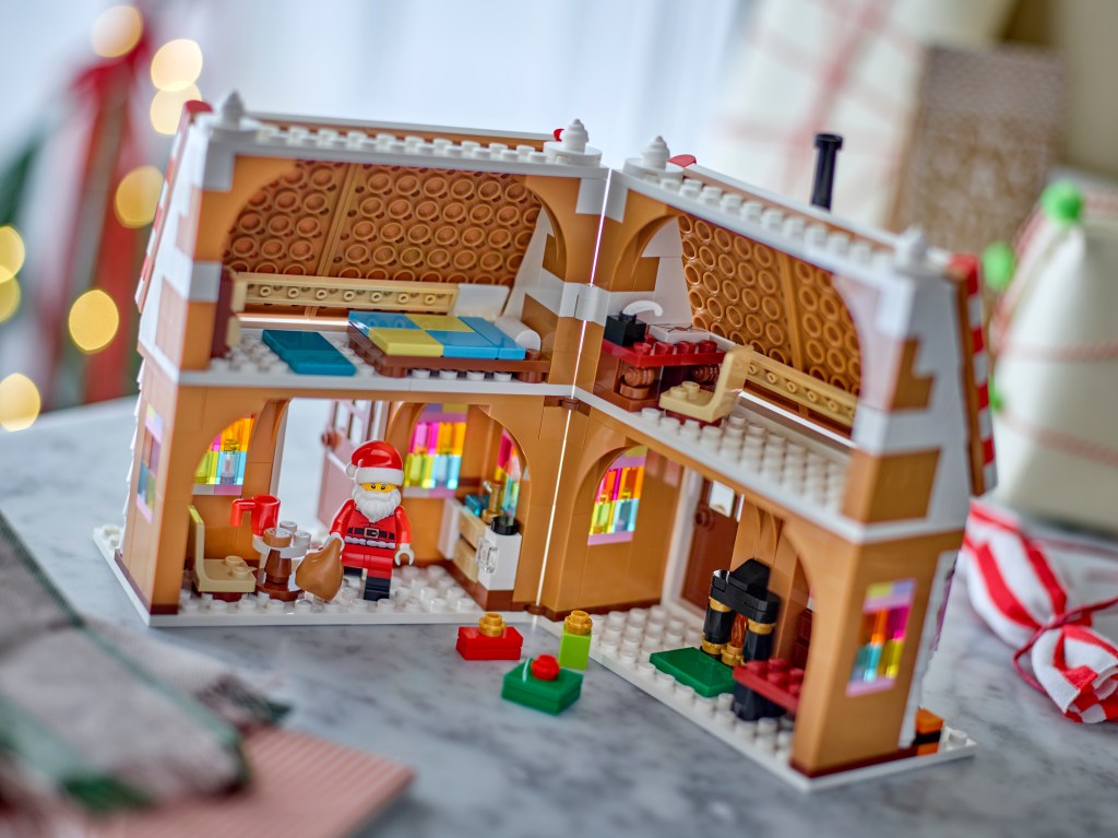 détails LEGO 40809 La Maison en Pain d'Épices Festive