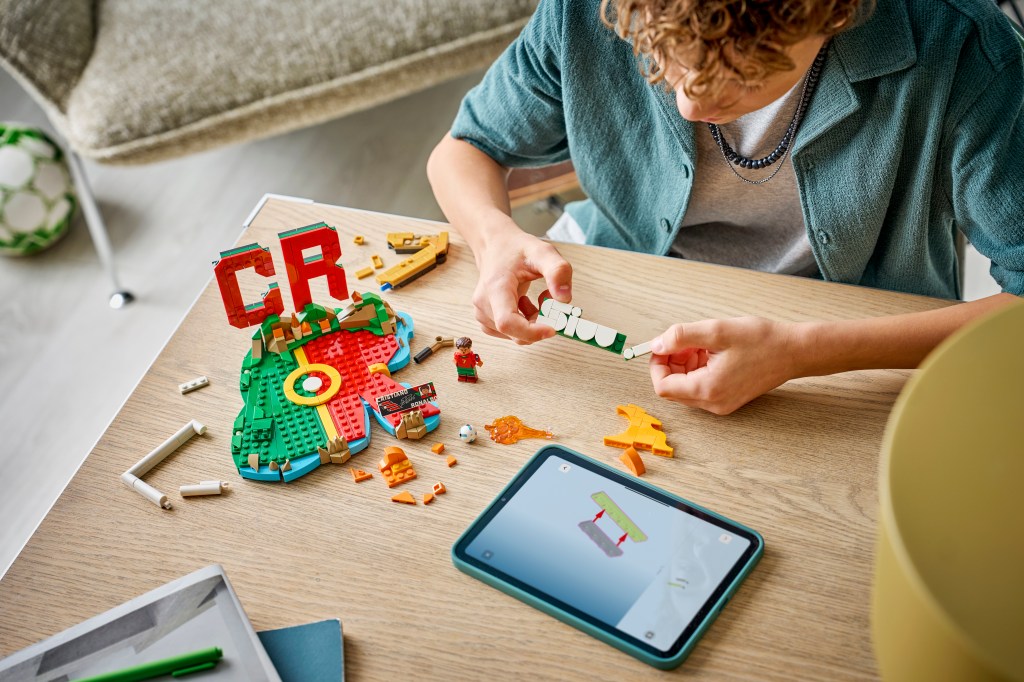 construction LEGO Editions 43012 Cristiano Ronaldo – Best Of CR7