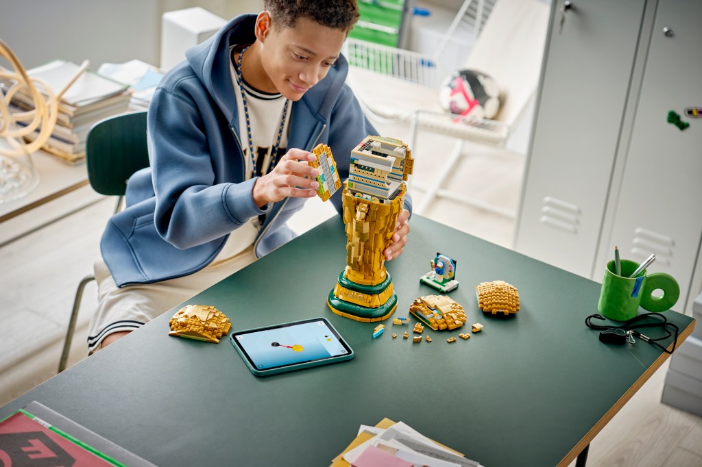 construction LEGO Editions 43020 Trophée Officiel de la Coupe du Monde de la FIFA