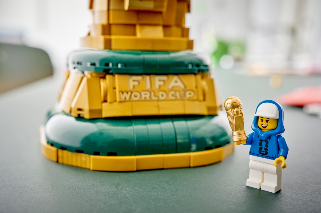détails LEGO Editions 43020 Trophée Officiel de la Coupe du Monde de la FIFA