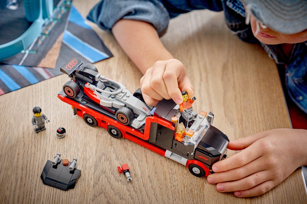 détails LEGO City 60493 Camion de F1 avec Voiture de Course Audi