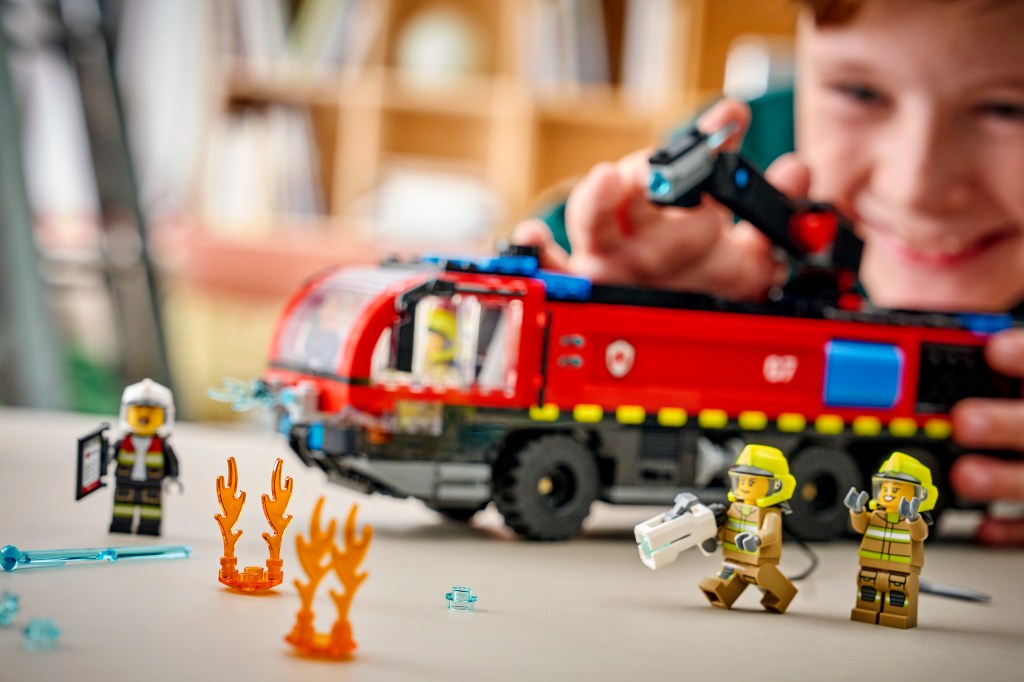 détails LEGO City 60499 Le Camion de Pompiers de l’Aéroport