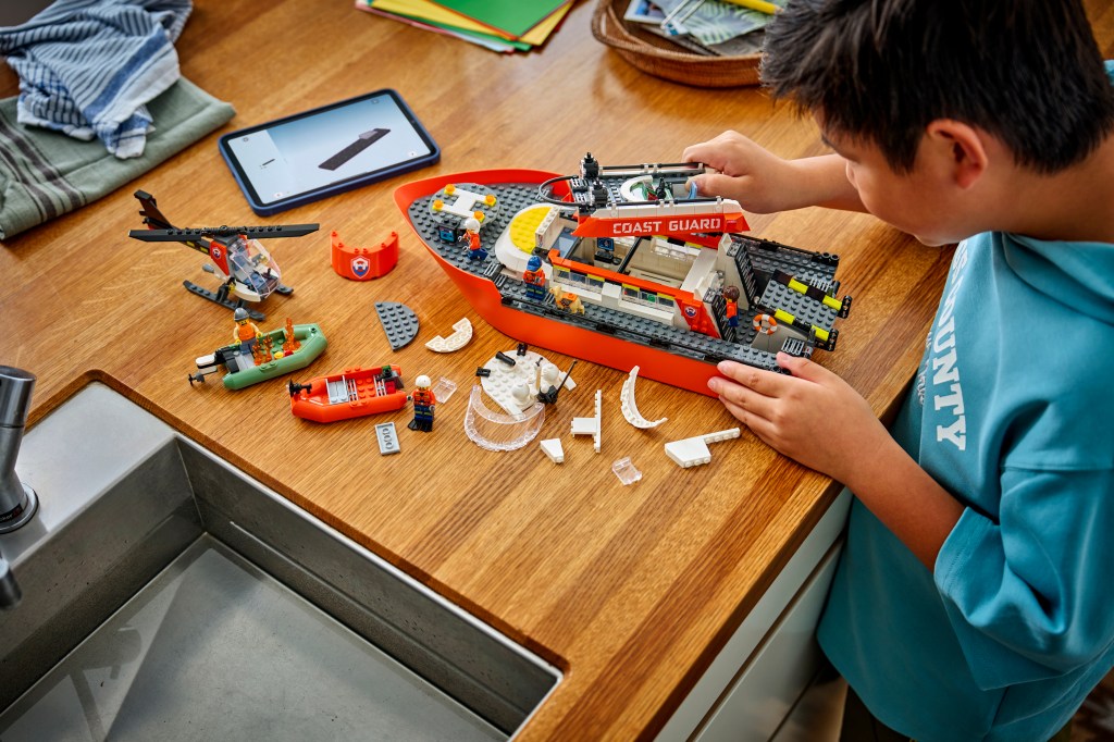 construction LEGO City 60504 Le Bateau de Sauvetage et l’Hélicoptère des Garde-Côtes