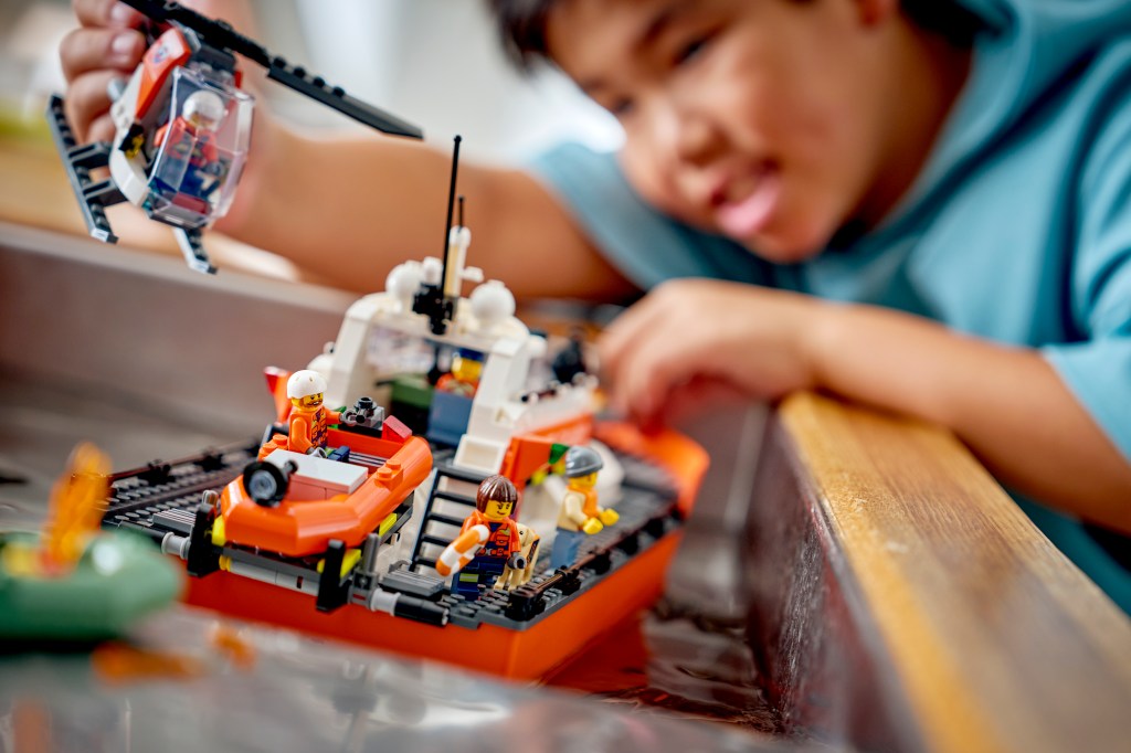 détails LEGO City 60504 Le Bateau de Sauvetage et l’Hélicoptère des Garde-Côtes