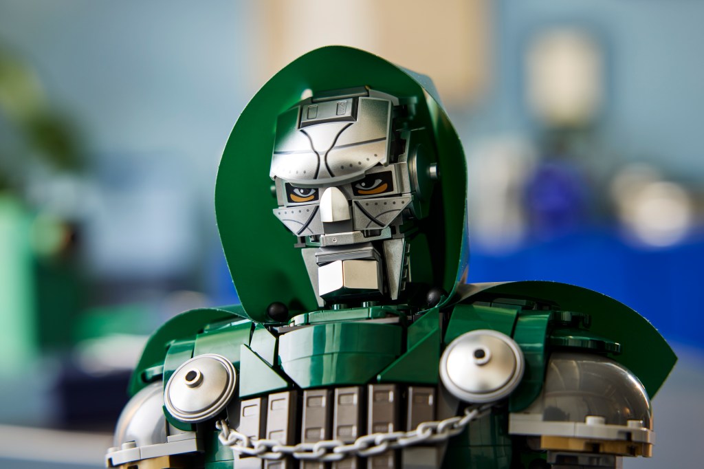 détails LEGO Marvel 76345 Buste du Docteur Doom