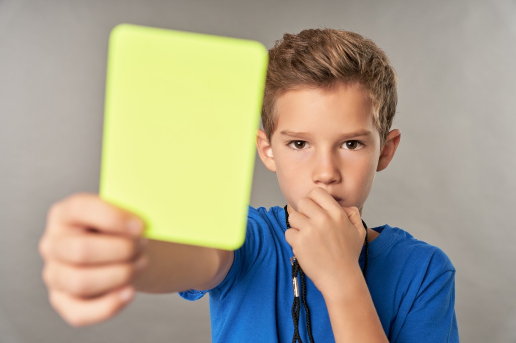 meneur de jeu ou arbitre enfant