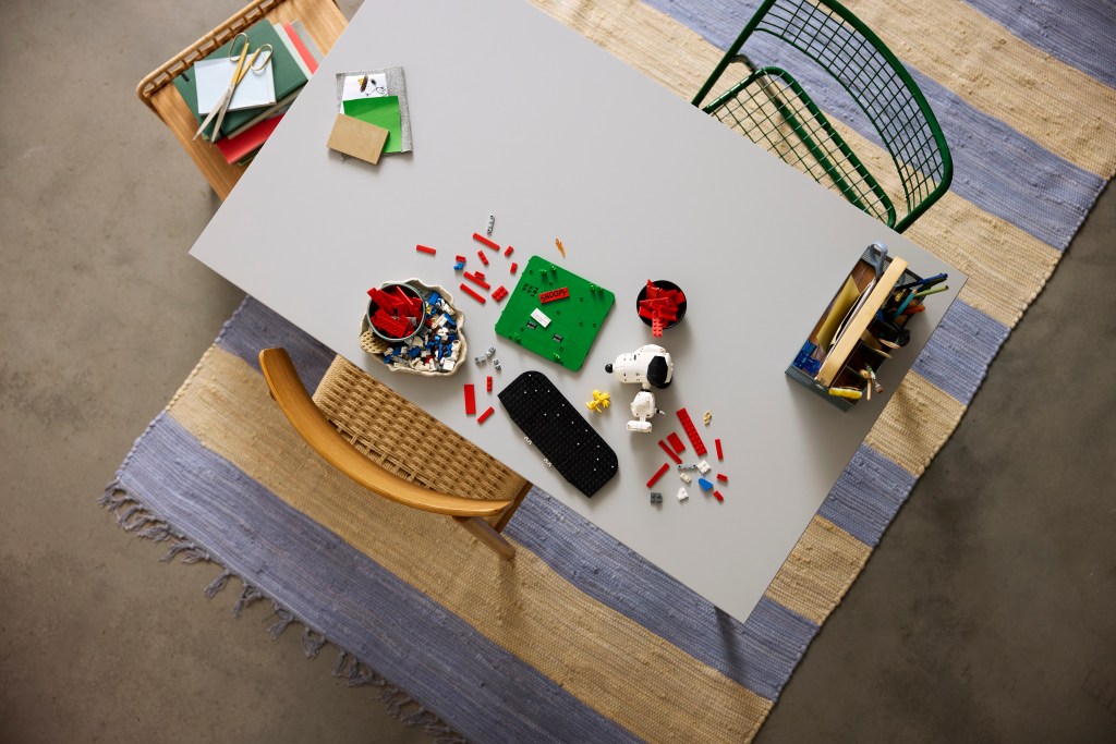 construction LEGO Ideas 21368 Peanuts : La Niche de Snoopy
