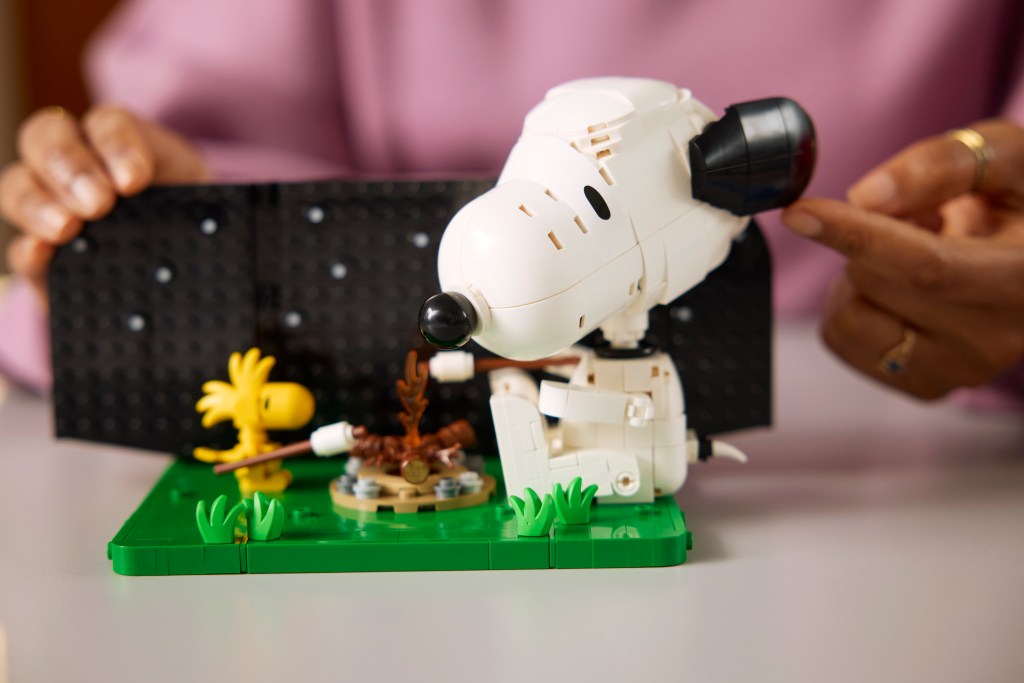 détails LEGO Ideas 21368 Peanuts : La Niche de Snoopy