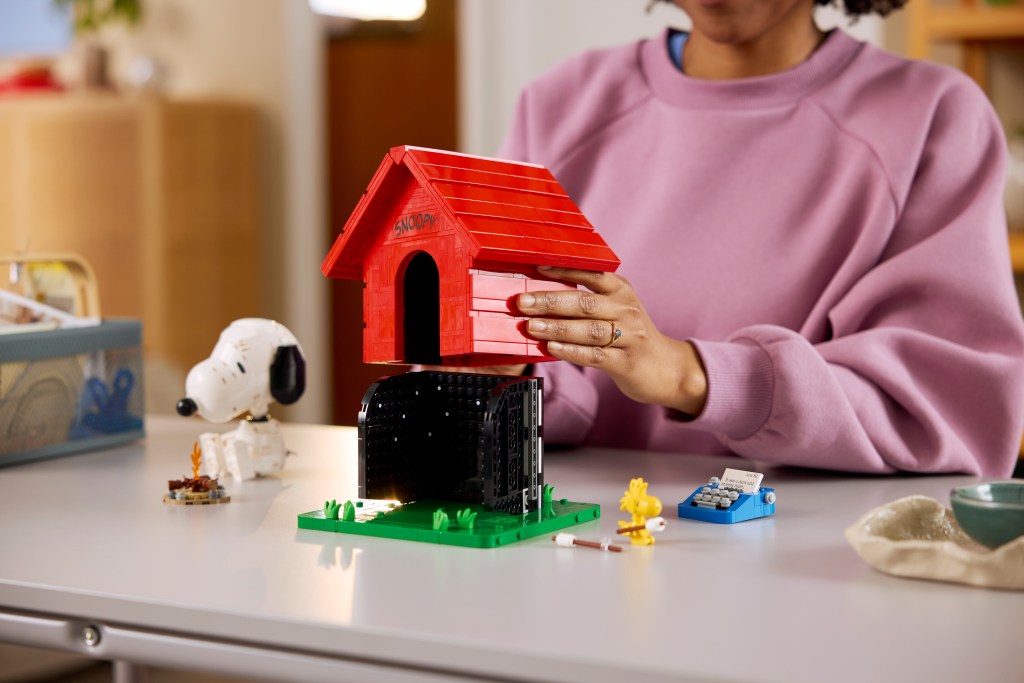 LEGO Ideas 21368 Peanuts : La Niche de Snoopy