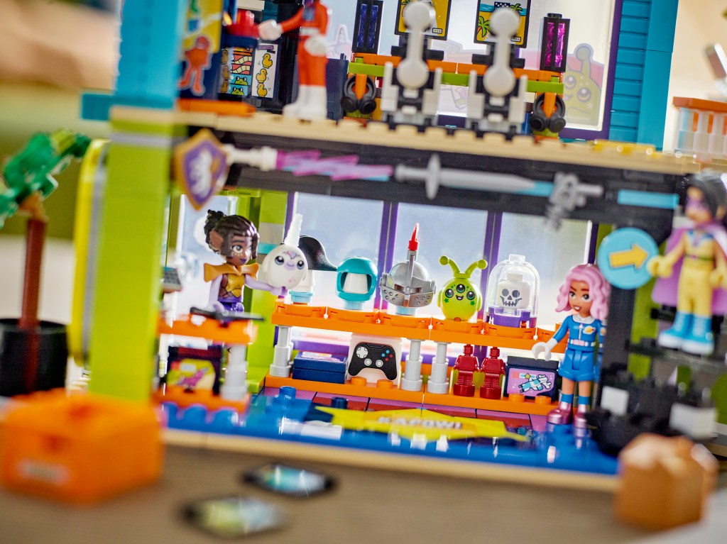 détails LEGO® Friends 42674 La Boutique de BD et de Jeux