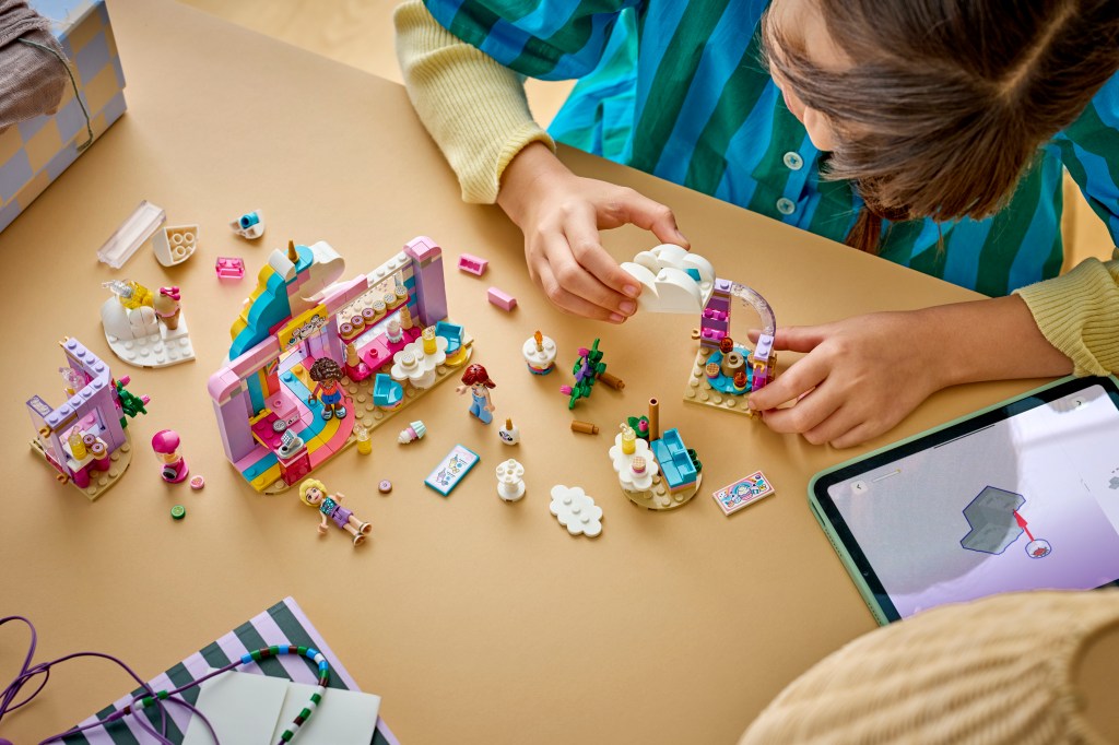 construction LEGO® Friends 42684 Le Café Licorne
