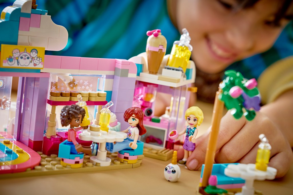 détails LEGO® Friends 42684 Le Café Licorne