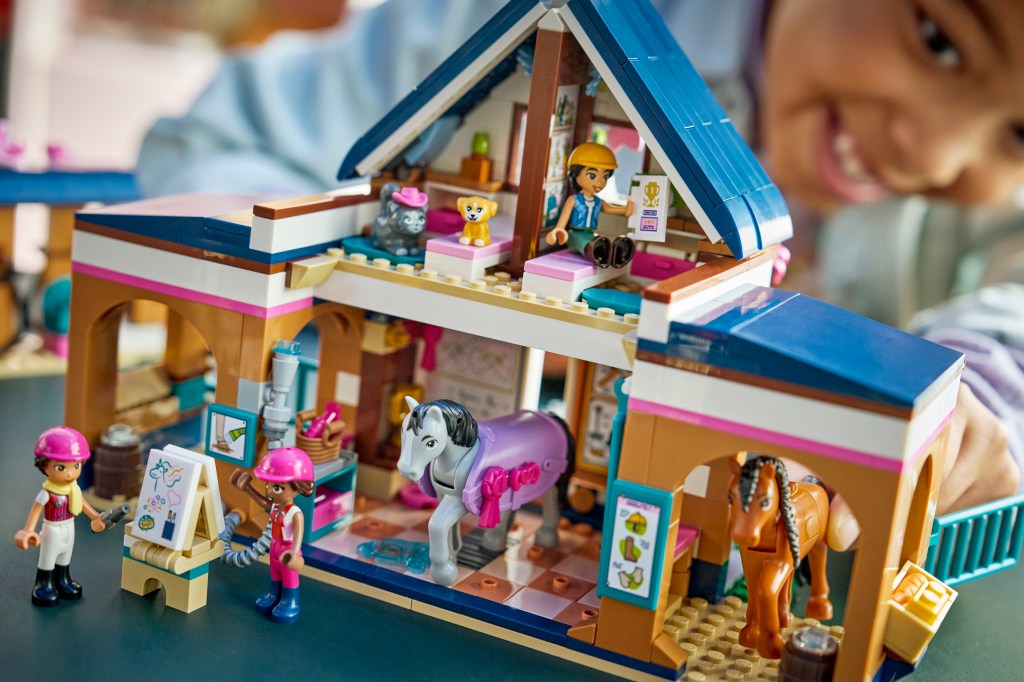 détails LEGO® Friends 42688 L’Écurie et l’École d’Équitation