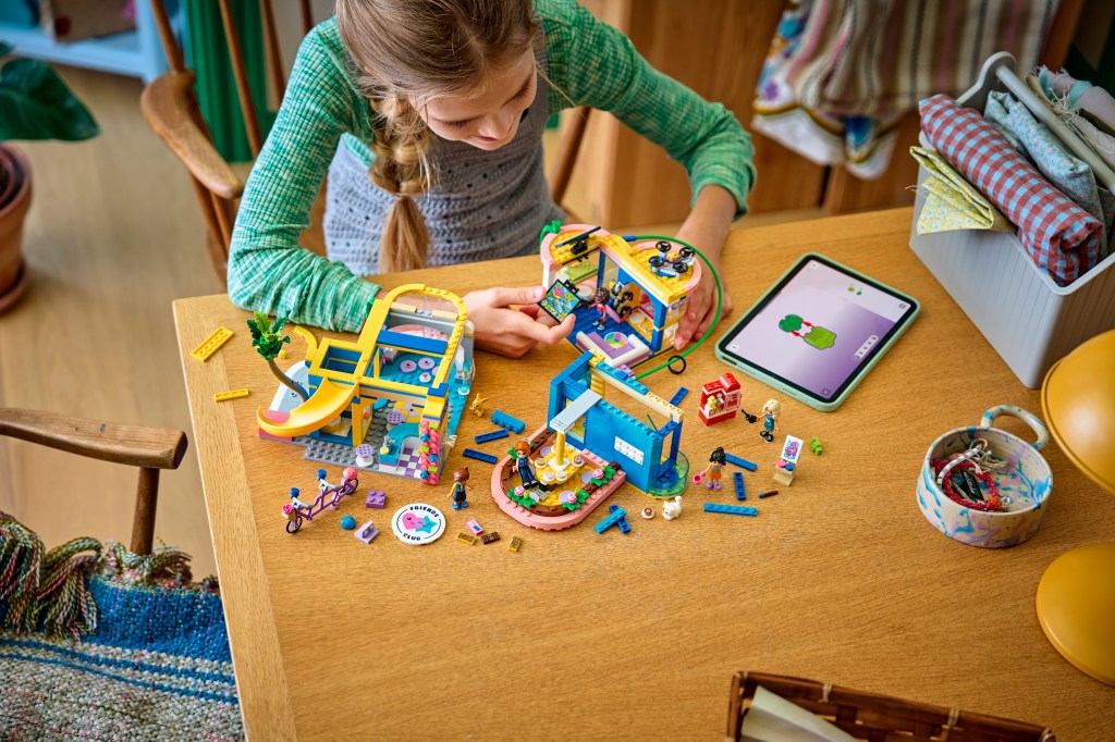 construction LEGO® Friends 42689 Le Club-House de Heartlake City