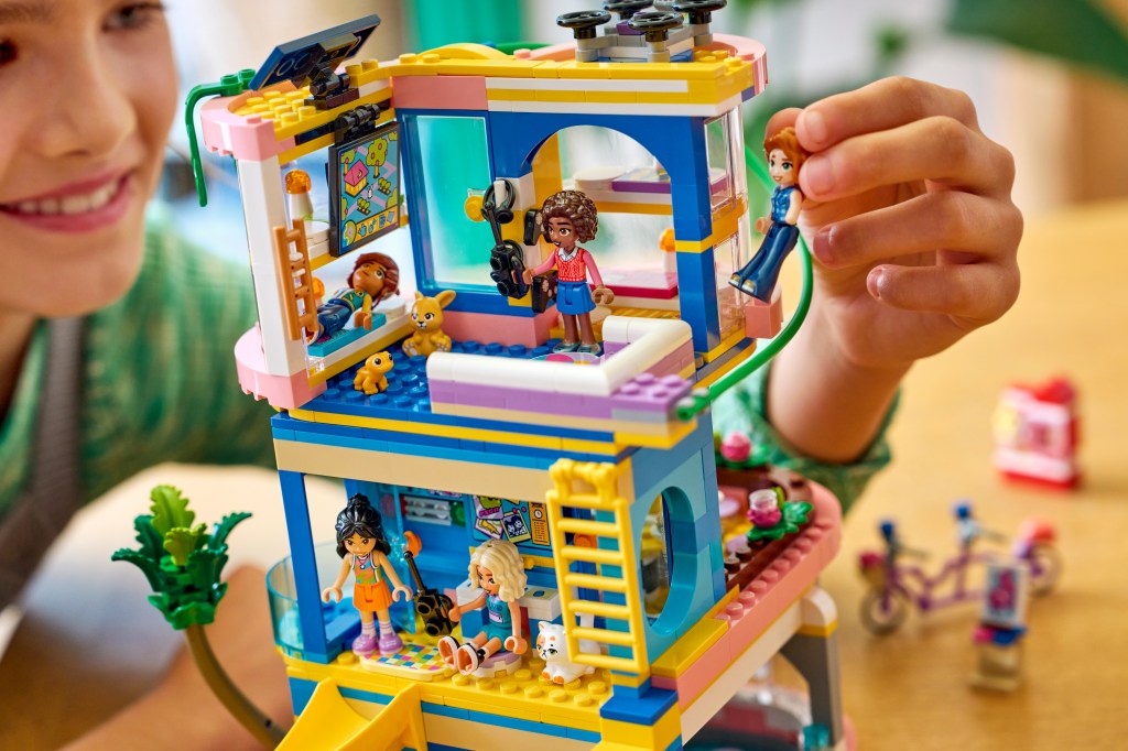 détails LEGO® Friends 42689 Le Club-House de Heartlake City