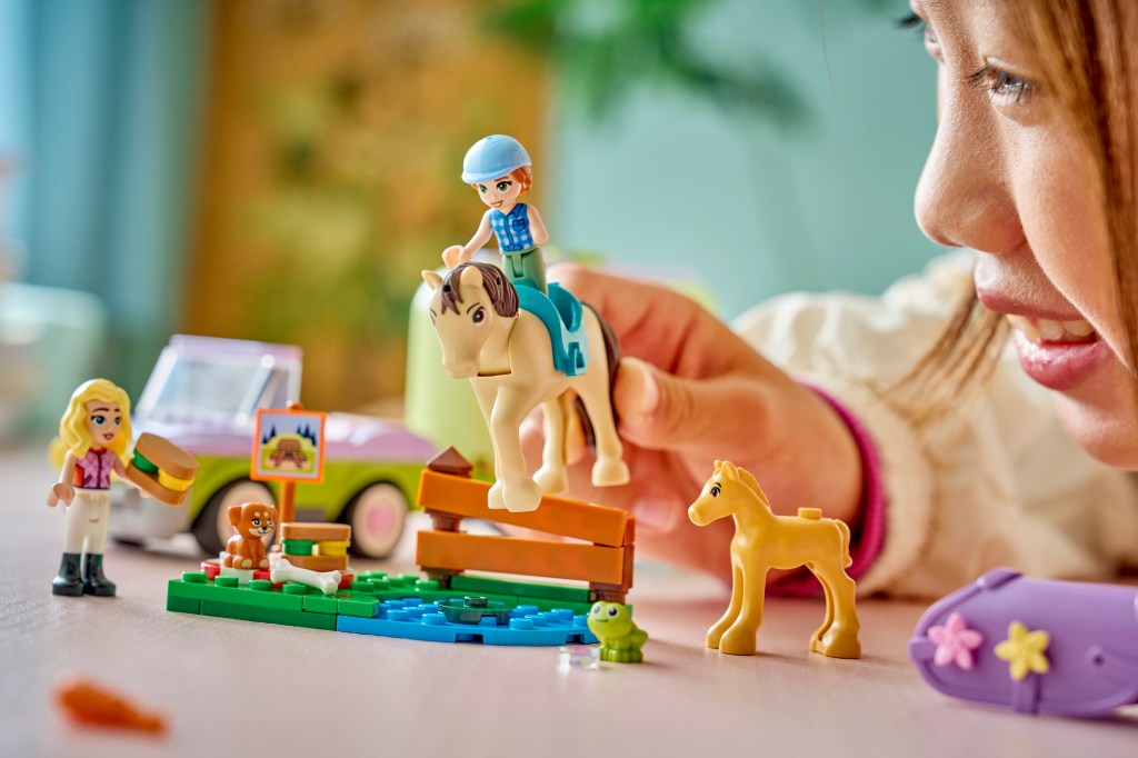 détails LEGO® Friends 42695 La Remorque du Cheval et du Poulain