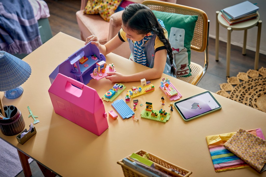 construction LEGO® Friends 42697 La Maison de Poupée dans la Valise Créative