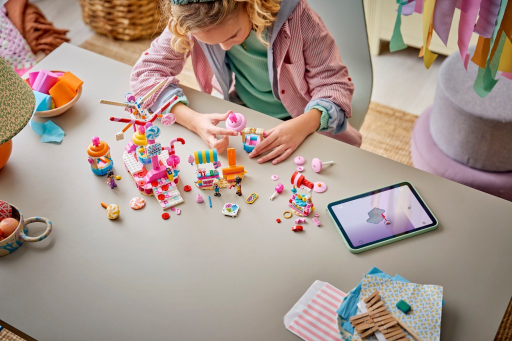 construction LEGO® Friends 42700 La Grande Roue Ornée de Bonbons et Cupcakes