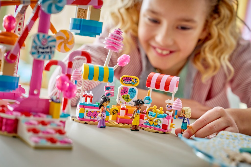détails LEGO® Friends 42700 La Grande Roue Ornée de Bonbons et Cupcakes
