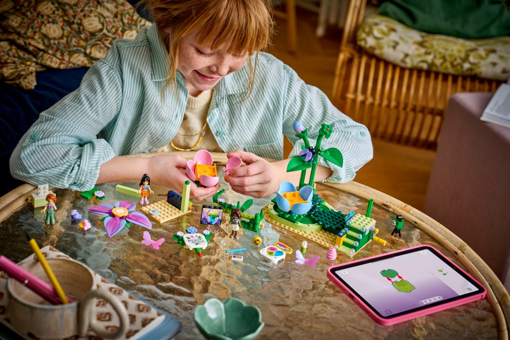 construction LEGO® Friends 42702 La Fleur Tournoyante et les Tasses à Thé Féériques