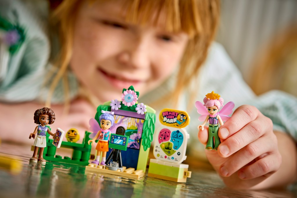 détails LEGO® Friends 42702 La Fleur Tournoyante et les Tasses à Thé Féériques