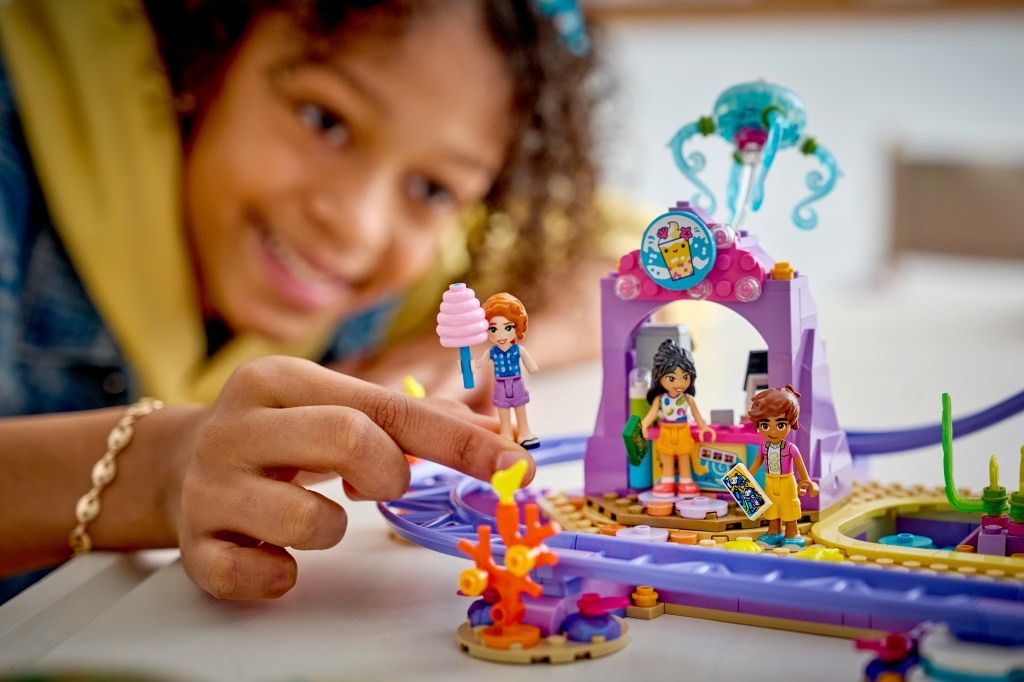 détails LEGO® Friends 42703 Les Montagnes Russes des Sirènes
