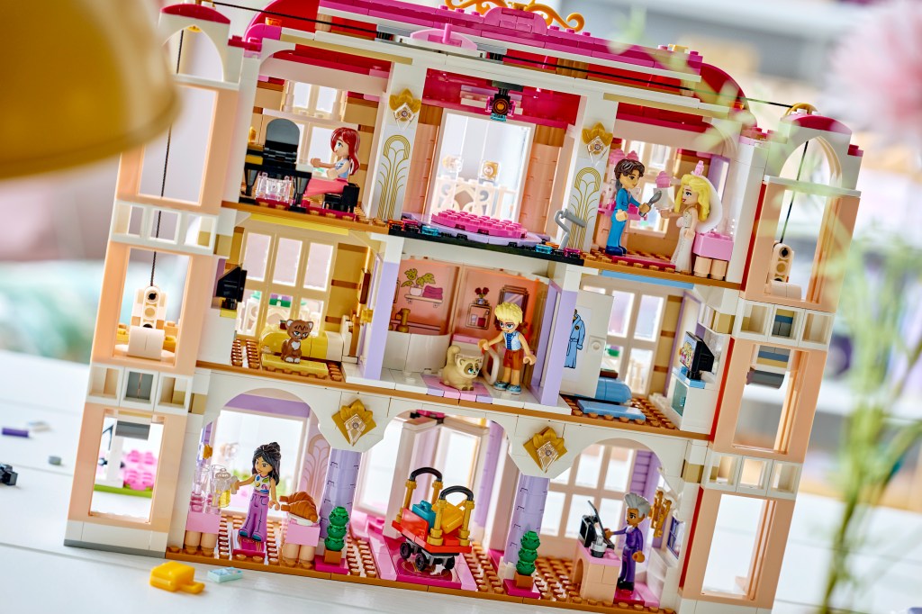 détails LEGO® Friends 42704 Le Grand Hôtel de Heartlake City